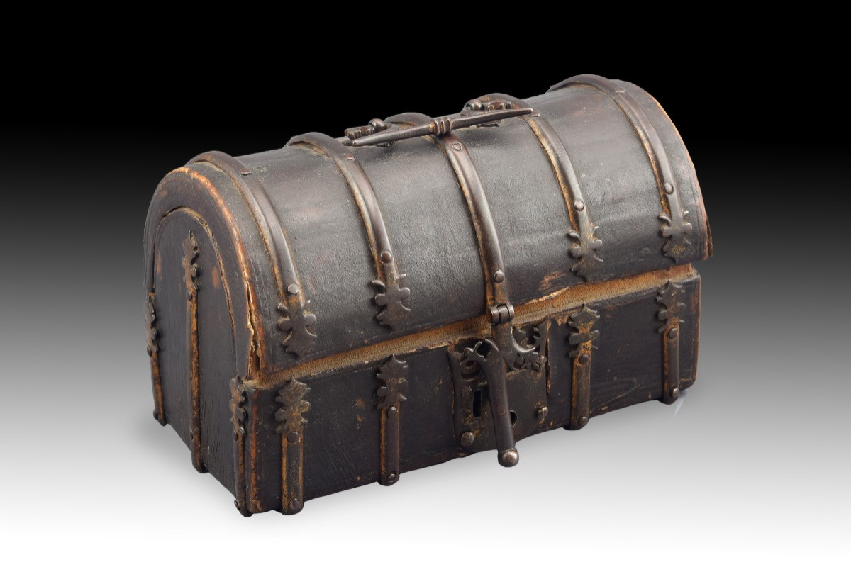 Coffre. Cuir, bois, métal. Espagne, vers 1500. 
