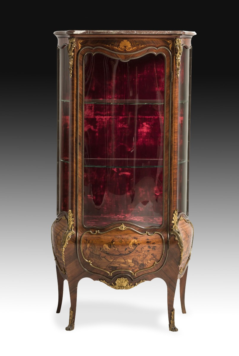 Vitrine de style Louis XVI. Bois, bronze doré, etc. École française, XIXe siècle. 