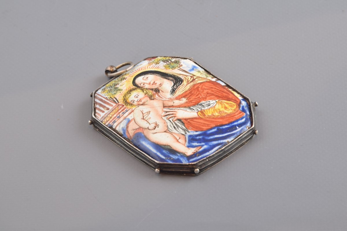 Pendentif reliquaire. Argent, émail, textile. XVIIe siècle.  -photo-3