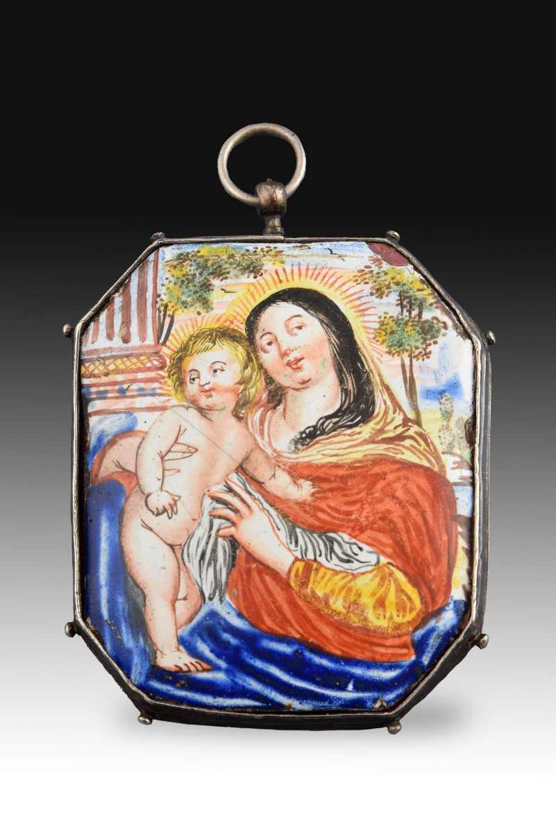 Pendentif reliquaire. Argent, émail, textile. XVIIe siècle.  