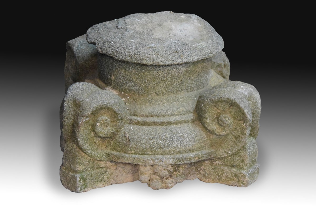 Capitale. Granit sculpté. Espagne, XVIe siècle. 