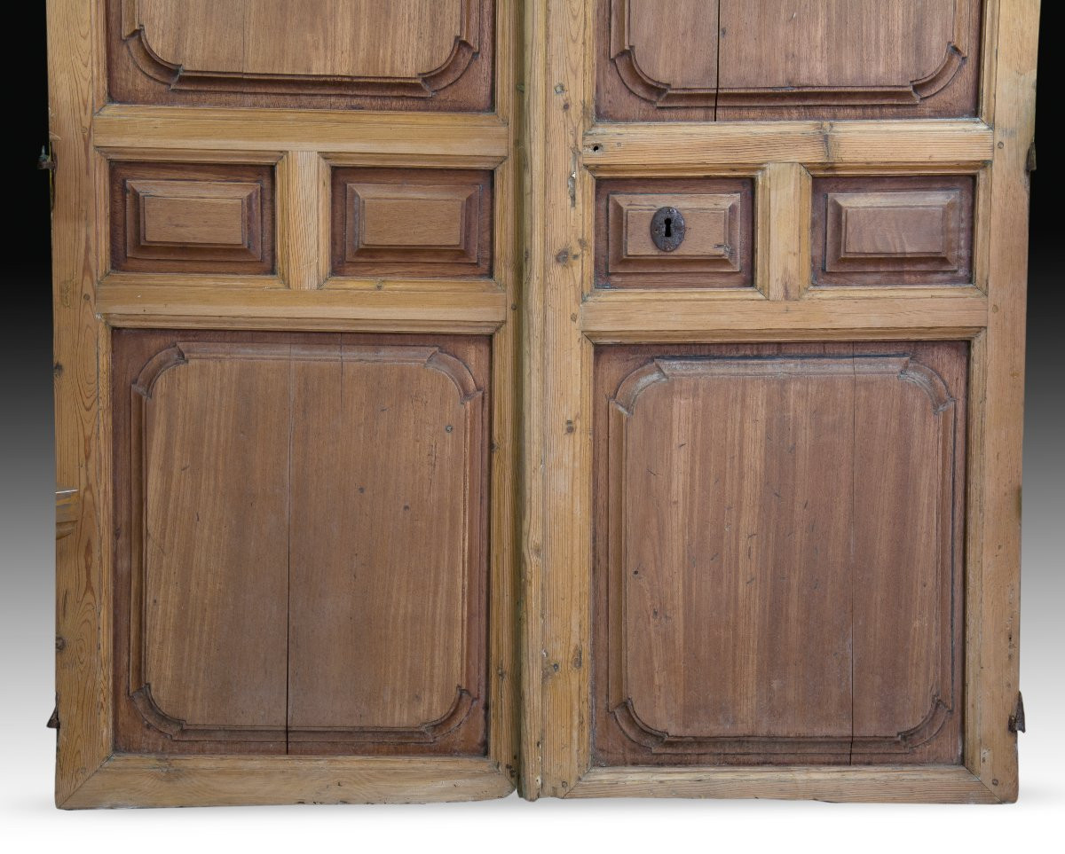 Porte à deux battants. Bois de pin et de noyer, métal. XVIIIe siècle. -photo-2