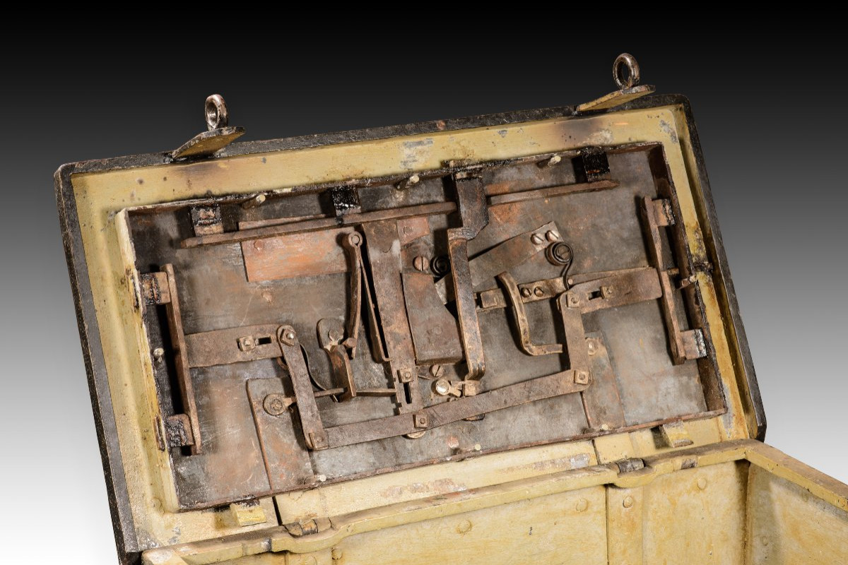  Coffre-fort régimentaire. Fer. Probablement Allemagne, XVIIIe siècle.-photo-4