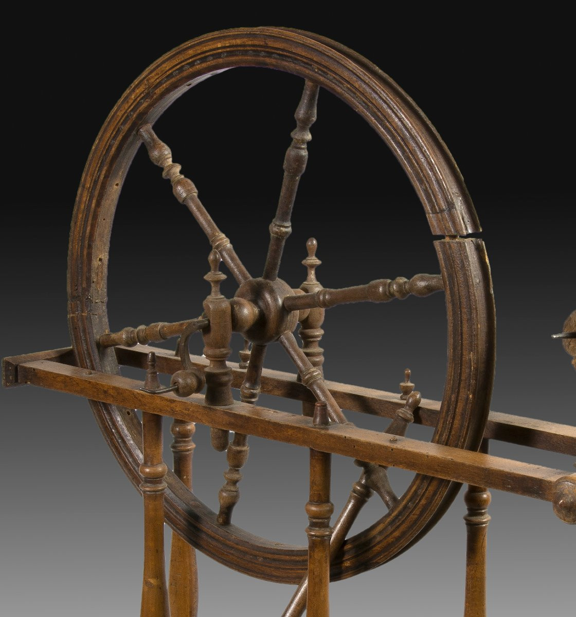 Rouet. Bois de noyer sculpté et tourné. XIXe siècle.-photo-4