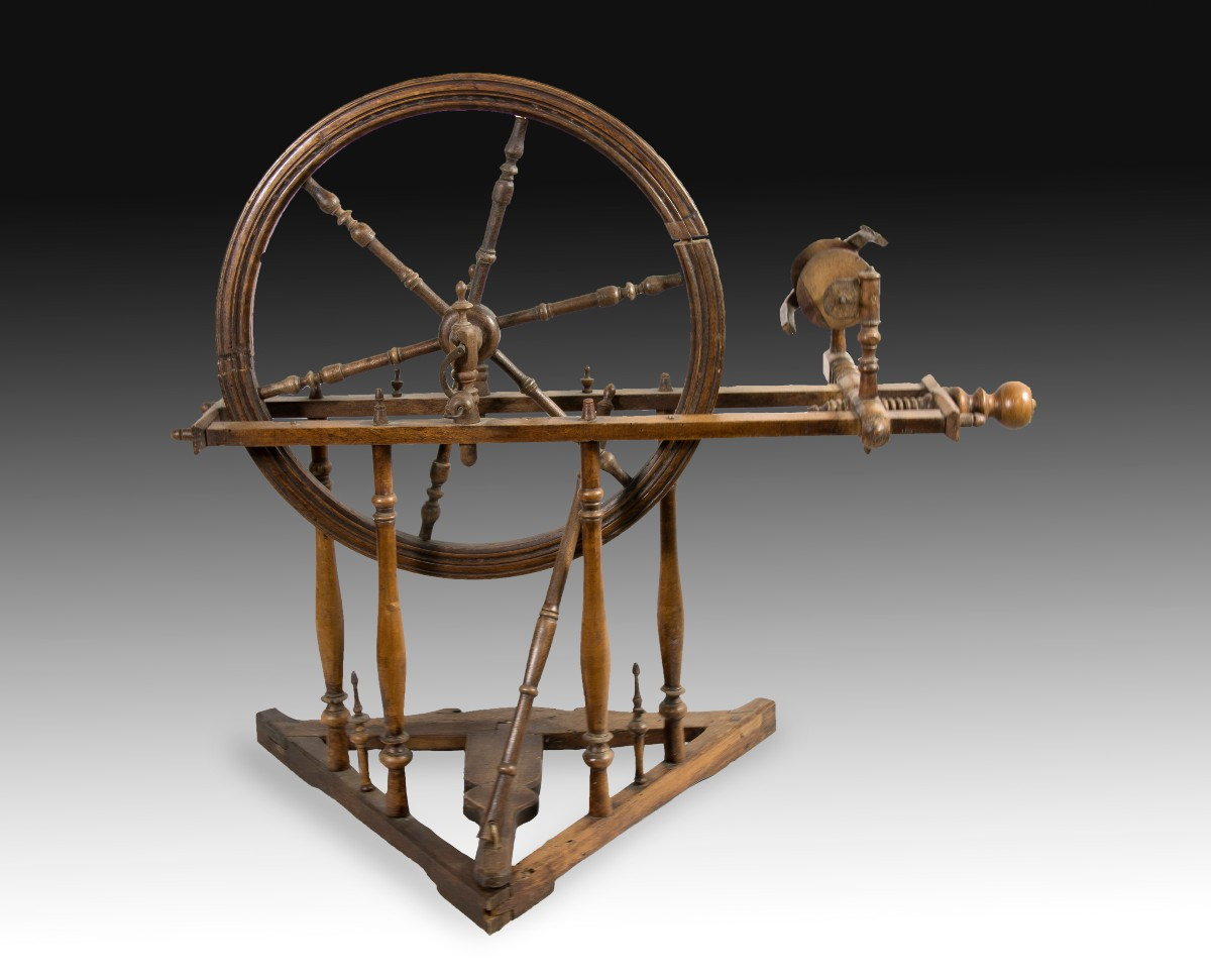 Rouet. Bois de noyer sculpté et tourné. XIXe siècle.