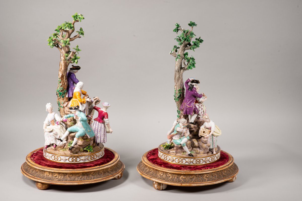 Paire de centres de table. Porcelaine émaillée, bois, textile, etc. Meissen, Allemagne, p 19è s-photo-1