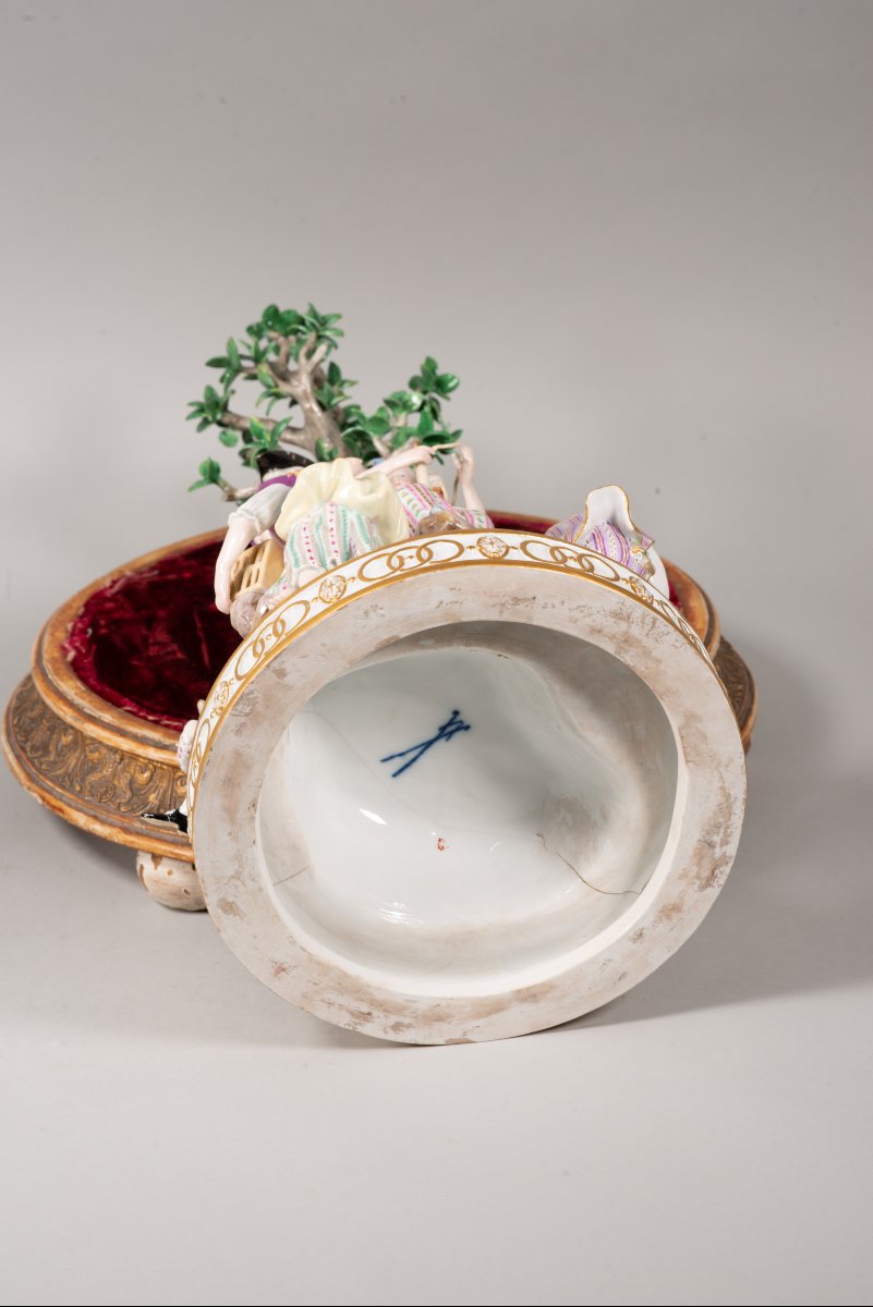 Paire de centres de table. Porcelaine émaillée, bois, textile, etc. Meissen, Allemagne, p 19è s-photo-5