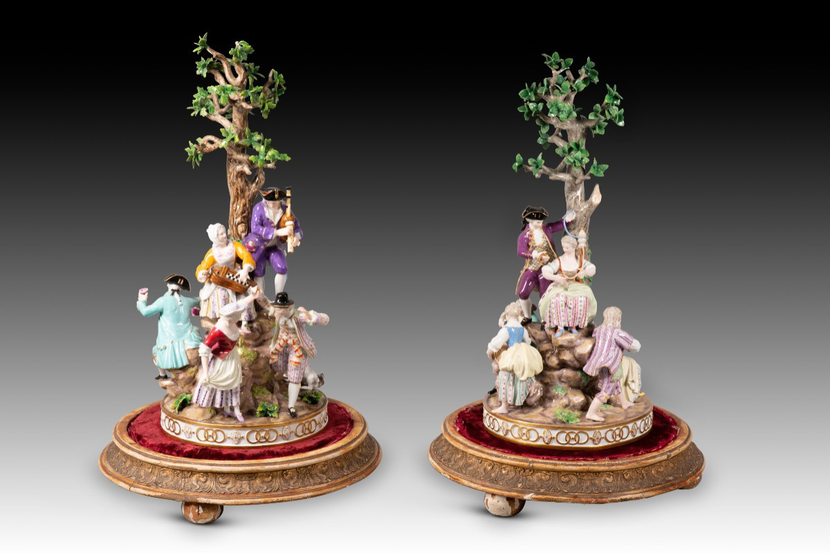 Paire de centres de table. Porcelaine émaillée, bois, textile, etc. Meissen, Allemagne, p 19è s