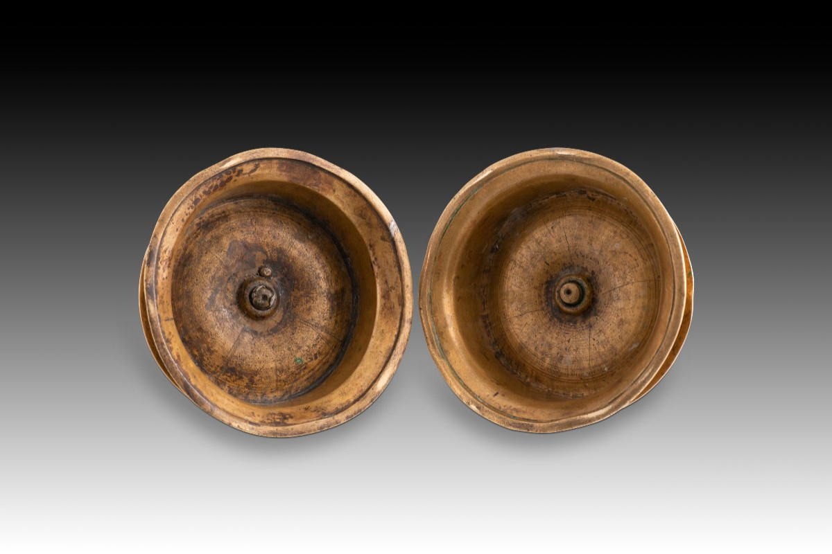 Paire de bougeoirs. Bronze. XVIe siècle. -photo-4