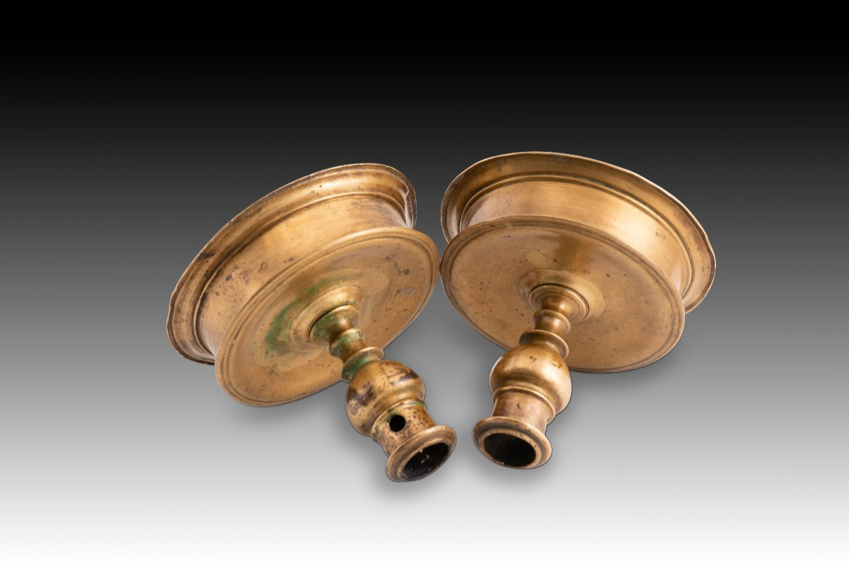Paire de bougeoirs. Bronze. XVIe siècle. -photo-1