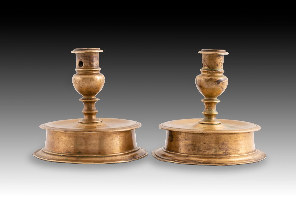 Paire de bougeoirs. Bronze. XVIe siècle. -photo-4