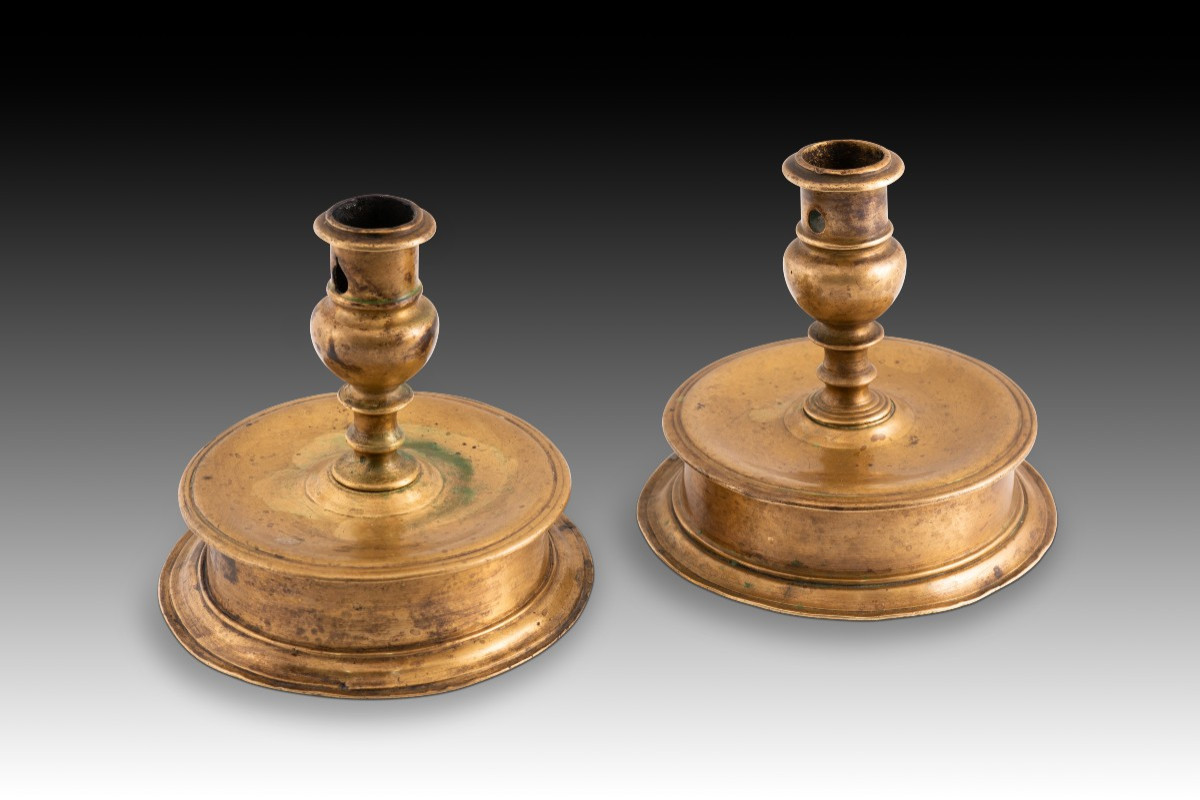 Paire de bougeoirs. Bronze. XVIe siècle. 