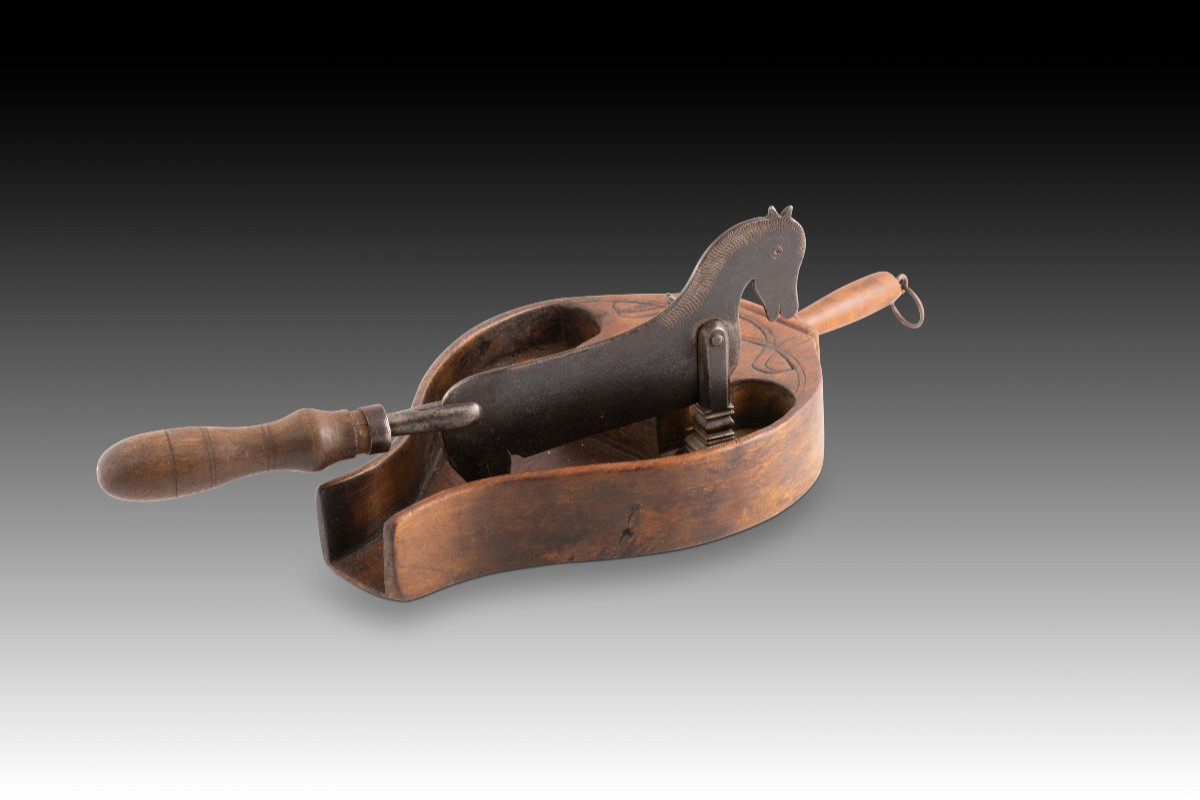  Chocolate Cutter. Wood, Metal. 19th Century. -photo-3