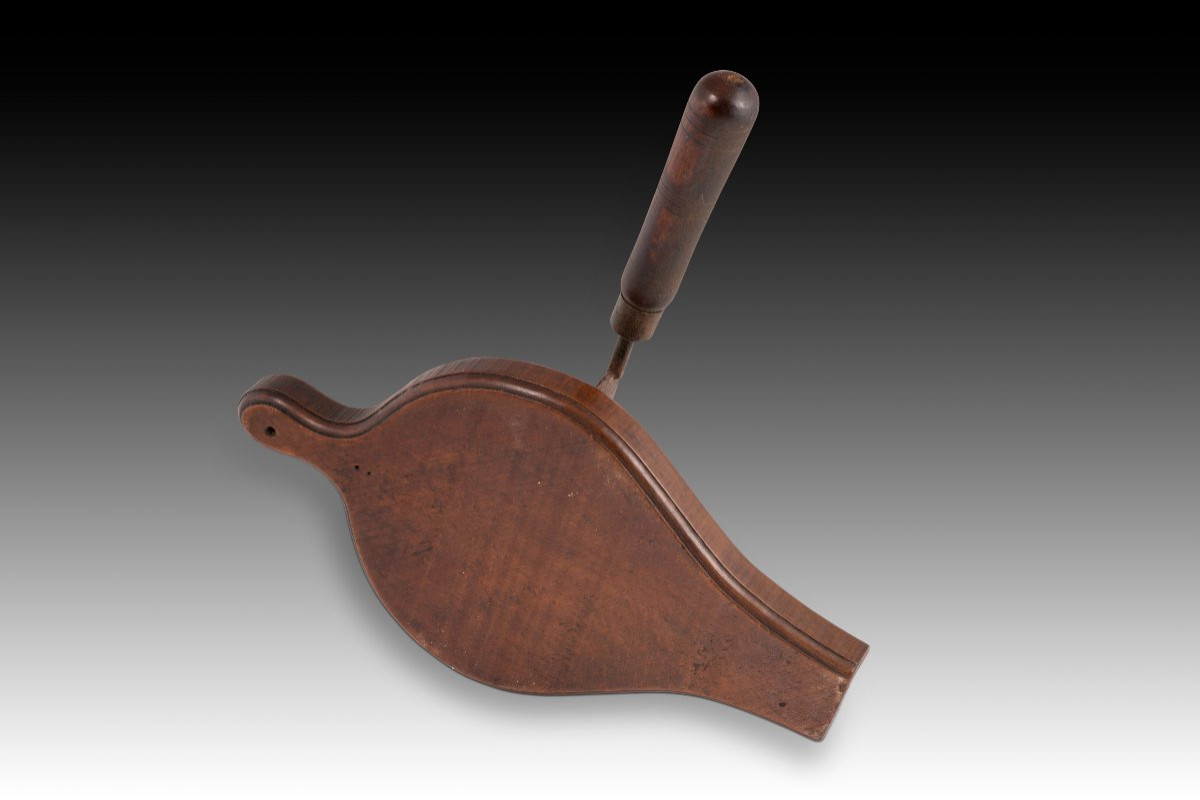 Coupe-chocolat. Bois, métal. XIXe siècle. -photo-1