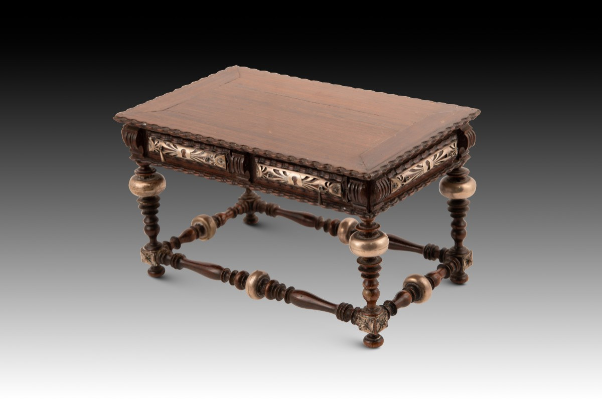 Table miniature. Bois, argent. Portugal, première moitié du XXe siècle. 