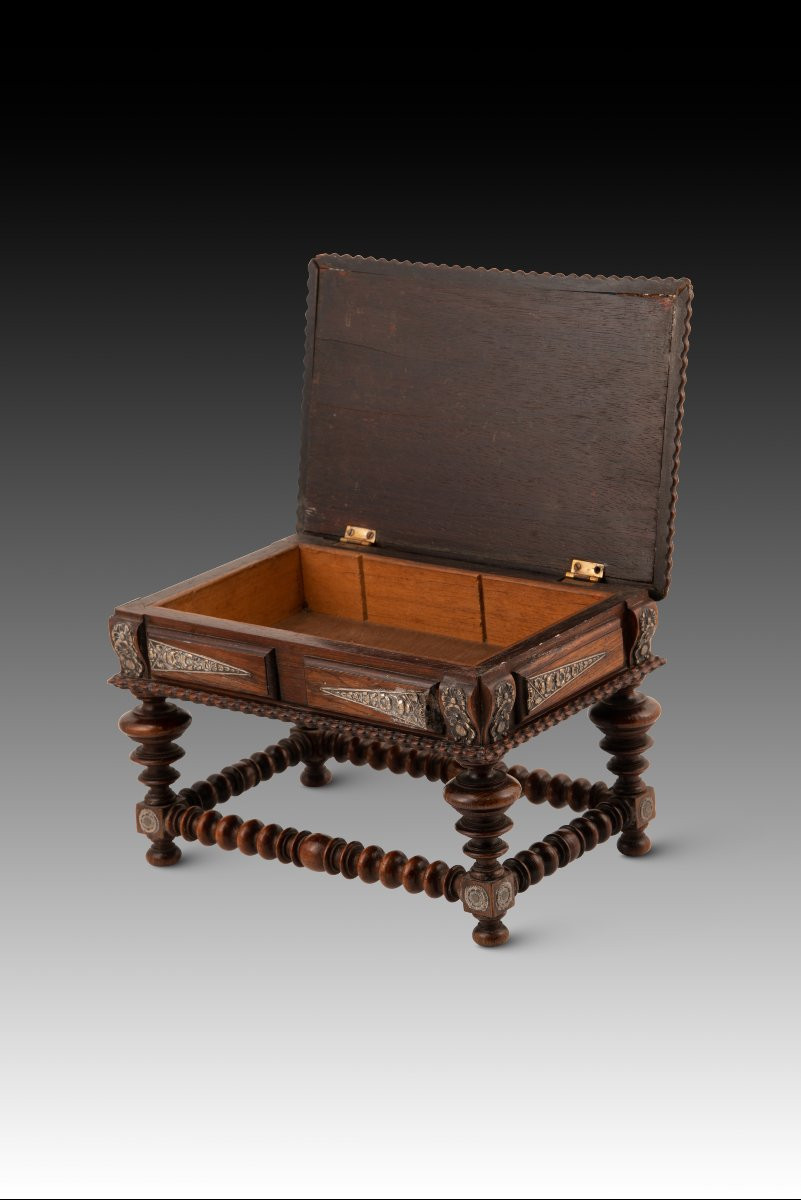  Table miniature. Bois, argent. Pinto & Carvalho, Portugal, première moitié du XXe siècle. -photo-4
