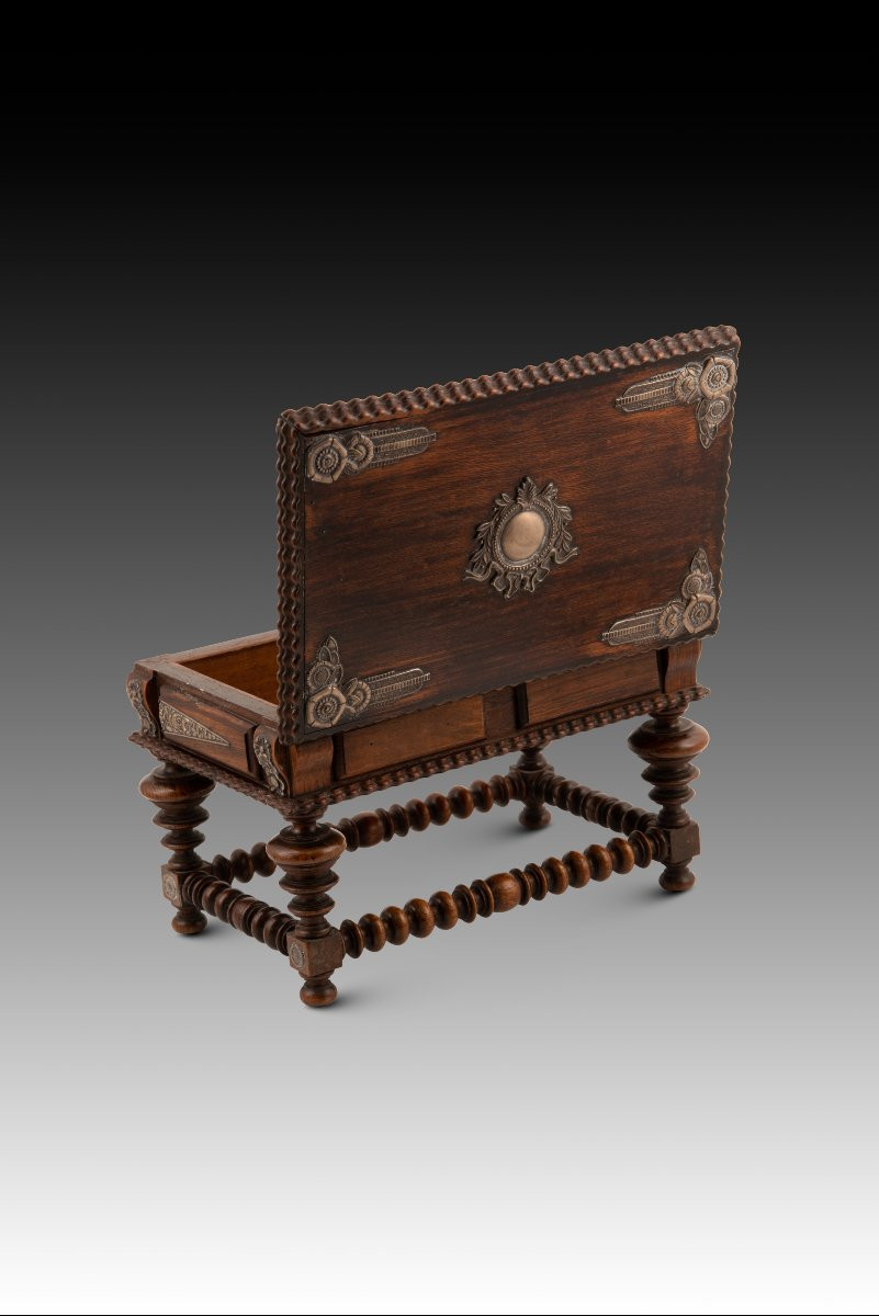  Table miniature. Bois, argent. Pinto & Carvalho, Portugal, première moitié du XXe siècle. -photo-1