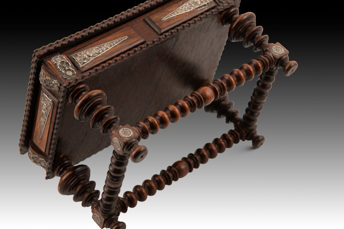  Table miniature. Bois, argent. Pinto & Carvalho, Portugal, première moitié du XXe siècle. -photo-2