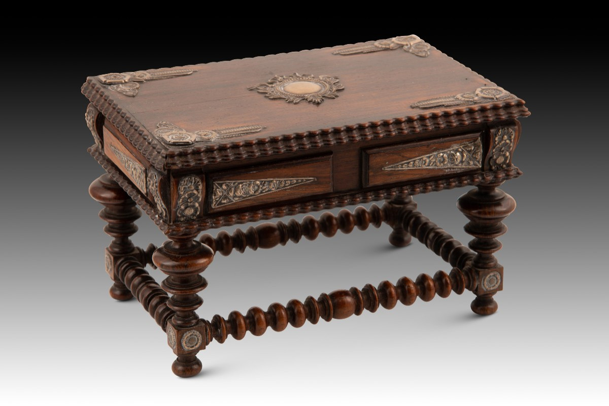  Table miniature. Bois, argent. Pinto & Carvalho, Portugal, première moitié du XXe siècle. 