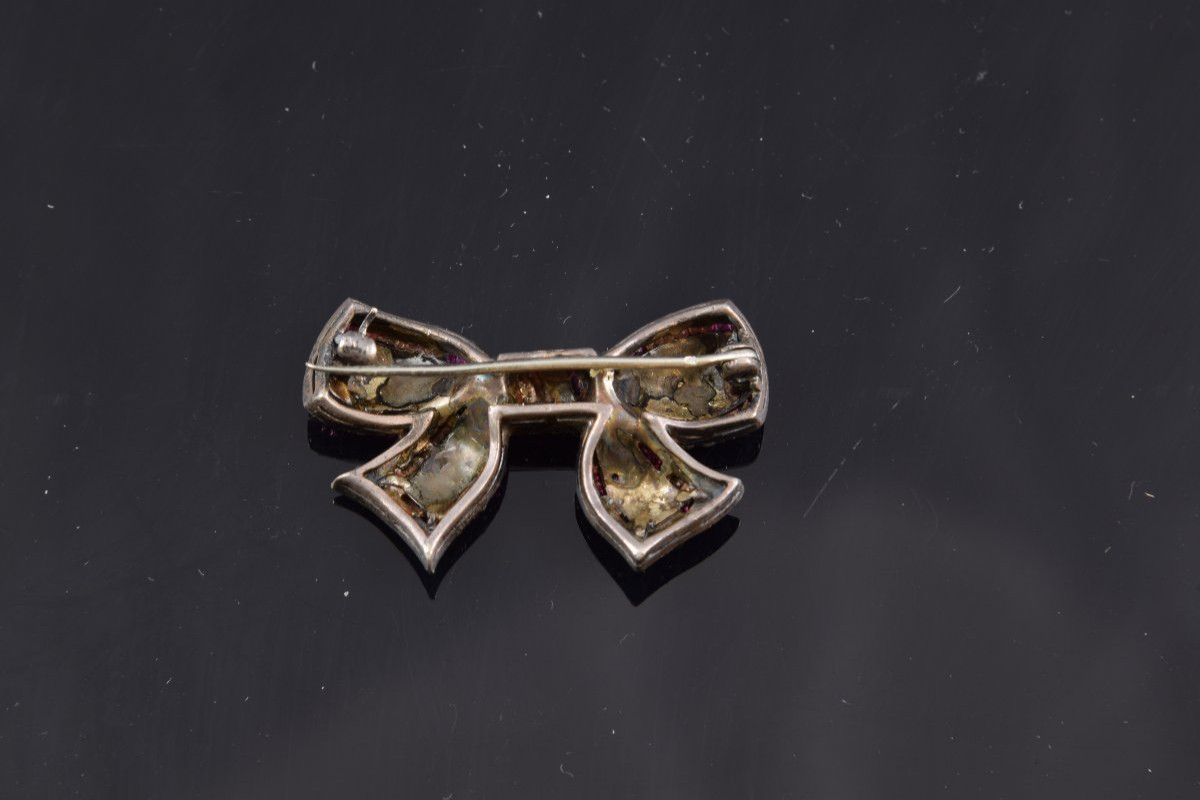 Broche en forme de nœud. Argent, strass. Vers le premier tiers du XXe siècle. -photo-2