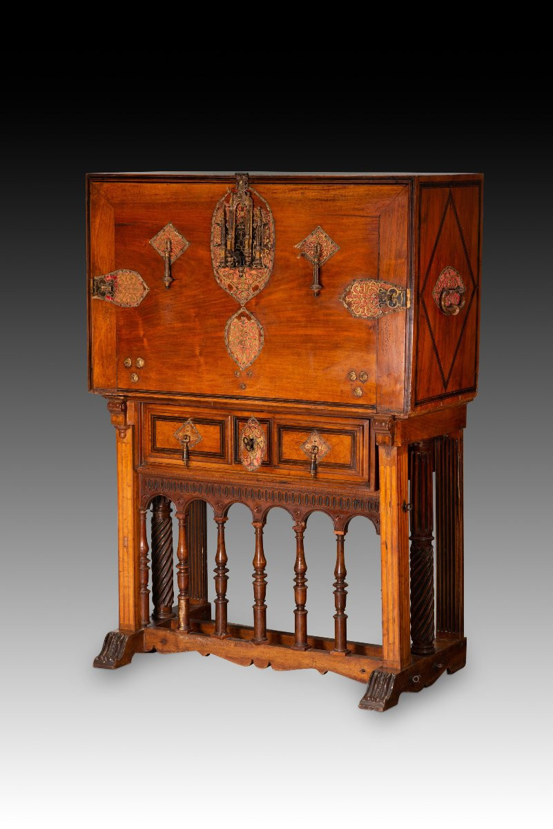 Bureau ou bargueño à pied en pont. Bois, fer, bronze, etc. École espagnole, fin du XVIe siècle.-photo-2