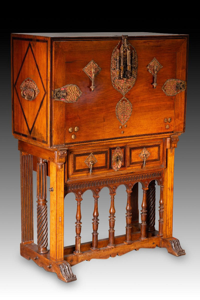 Bureau ou bargueño à pied en pont. Bois, fer, bronze, etc. École espagnole, fin du XVIe siècle.-photo-3