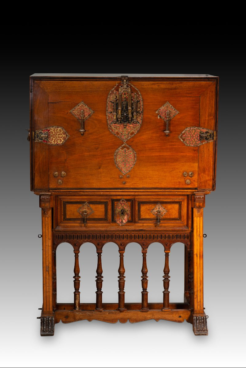 Bureau ou bargueño à pied en pont. Bois, fer, bronze, etc. École espagnole, fin du XVIe siècle.-photo-4