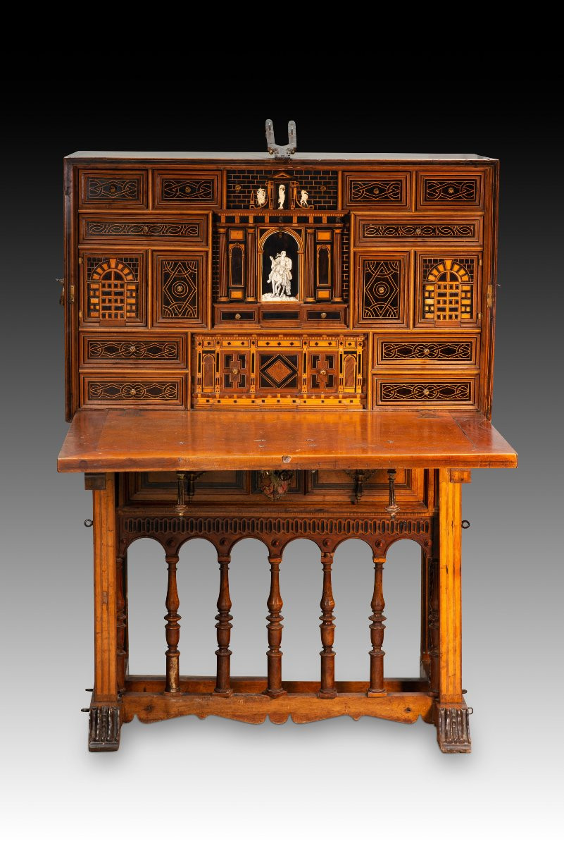 Bureau ou bargueño à pied en pont. Bois, fer, bronze, etc. École espagnole, fin du XVIe siècle.-photo-1