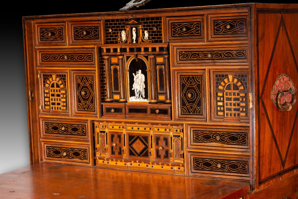 Bureau ou bargueño à pied en pont. Bois, fer, bronze, etc. École espagnole, fin du XVIe siècle.-photo-2