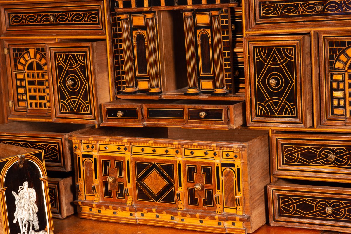 Bureau ou bargueño à pied en pont. Bois, fer, bronze, etc. École espagnole, fin du XVIe siècle.-photo-3