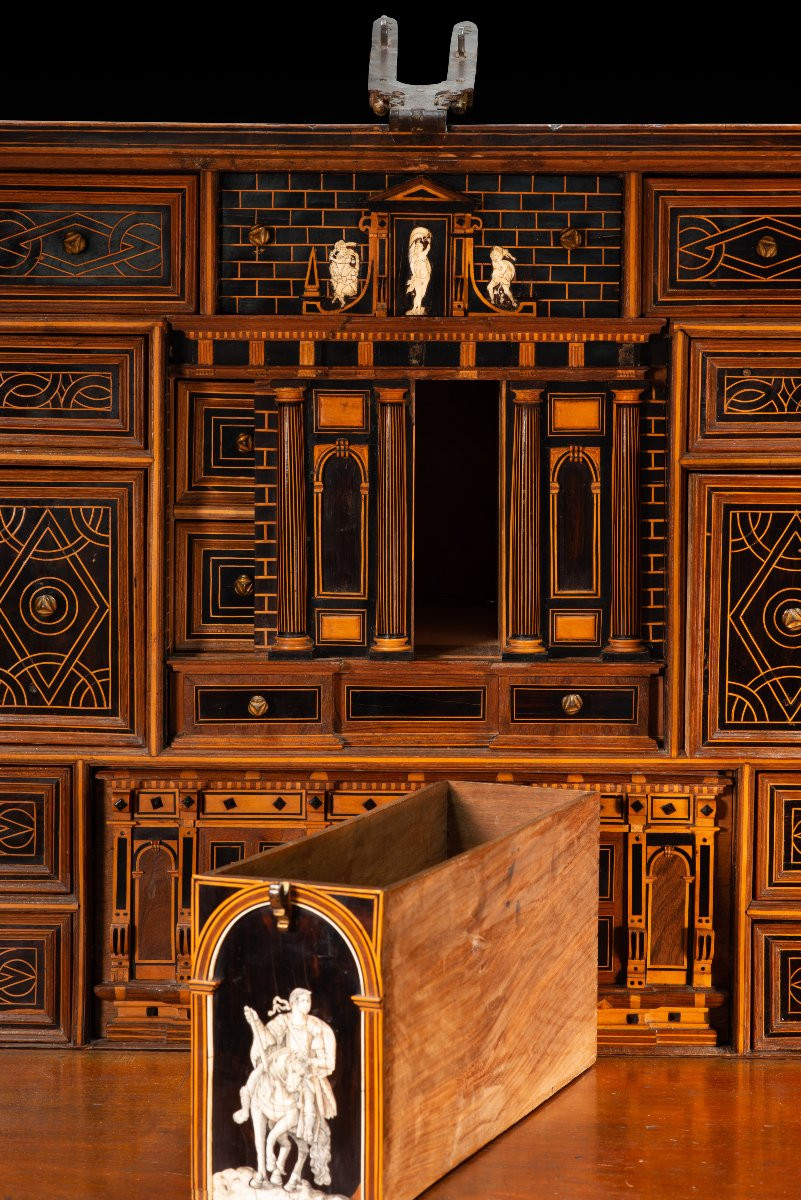 Bureau ou bargueño à pied en pont. Bois, fer, bronze, etc. École espagnole, fin du XVIe siècle.-photo-5