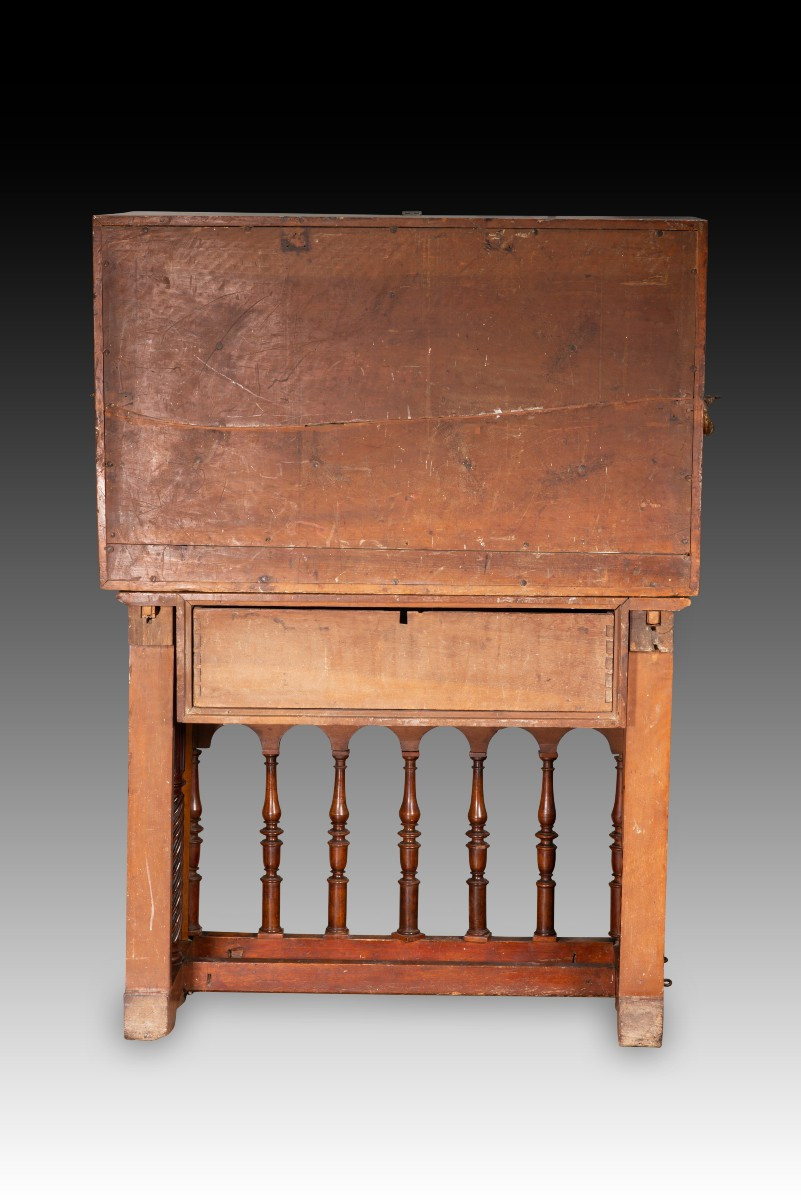 Bureau ou bargueño à pied en pont. Bois, fer, bronze, etc. École espagnole, fin du XVIe siècle.-photo-8