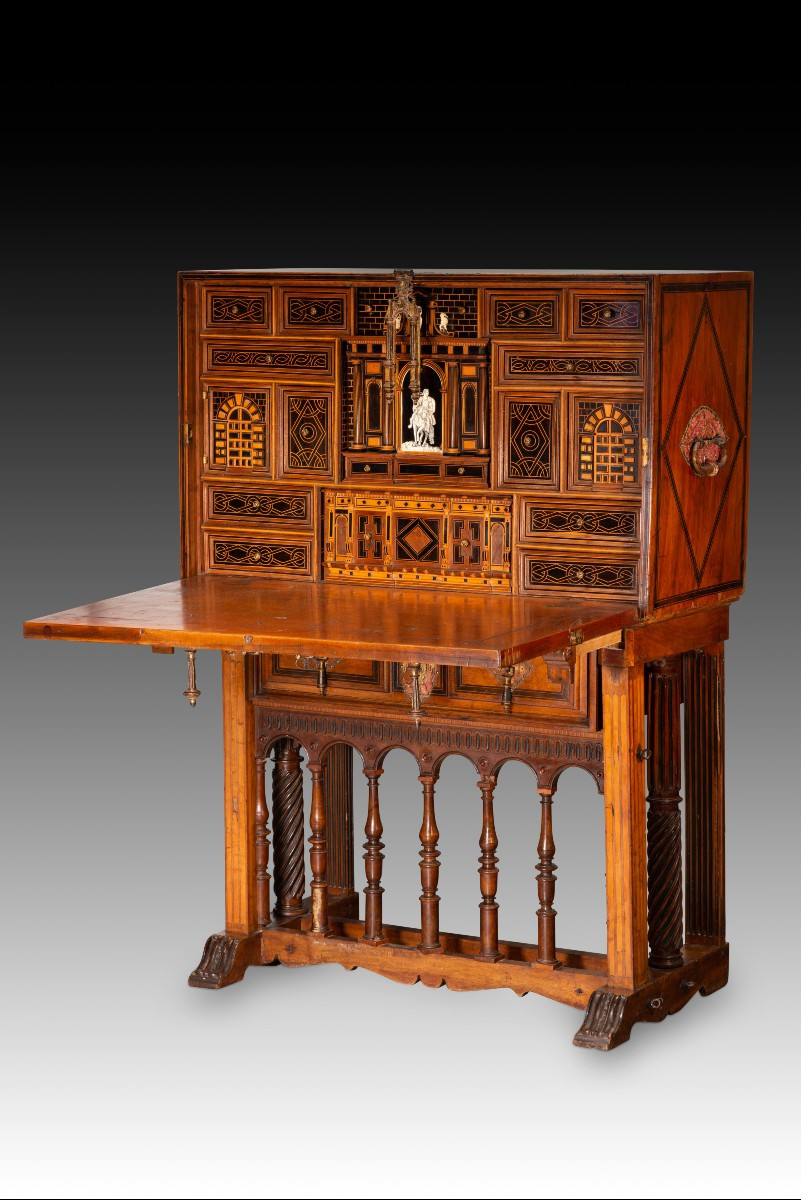 Bureau ou bargueño à pied en pont. Bois, fer, bronze, etc. École espagnole, fin du XVIe siècle.