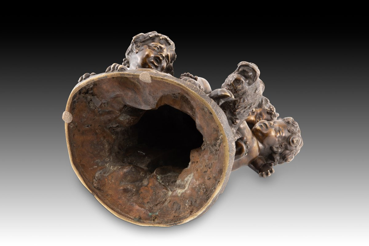 Trois enfants jouant avec un animal sauvage. Bronze. École française, XIXe siècle.-photo-5