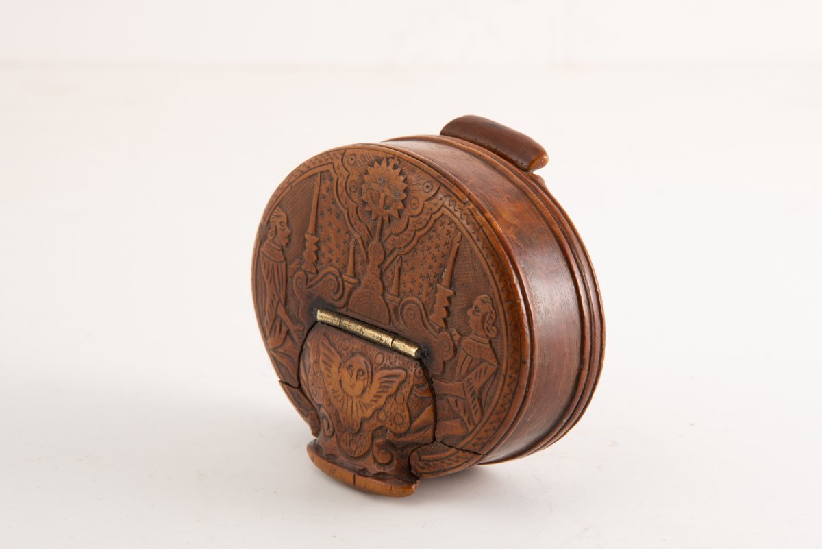 Snuffbox. Carved Wood, Metal. Northern European School, 18th Century.  -photo-2