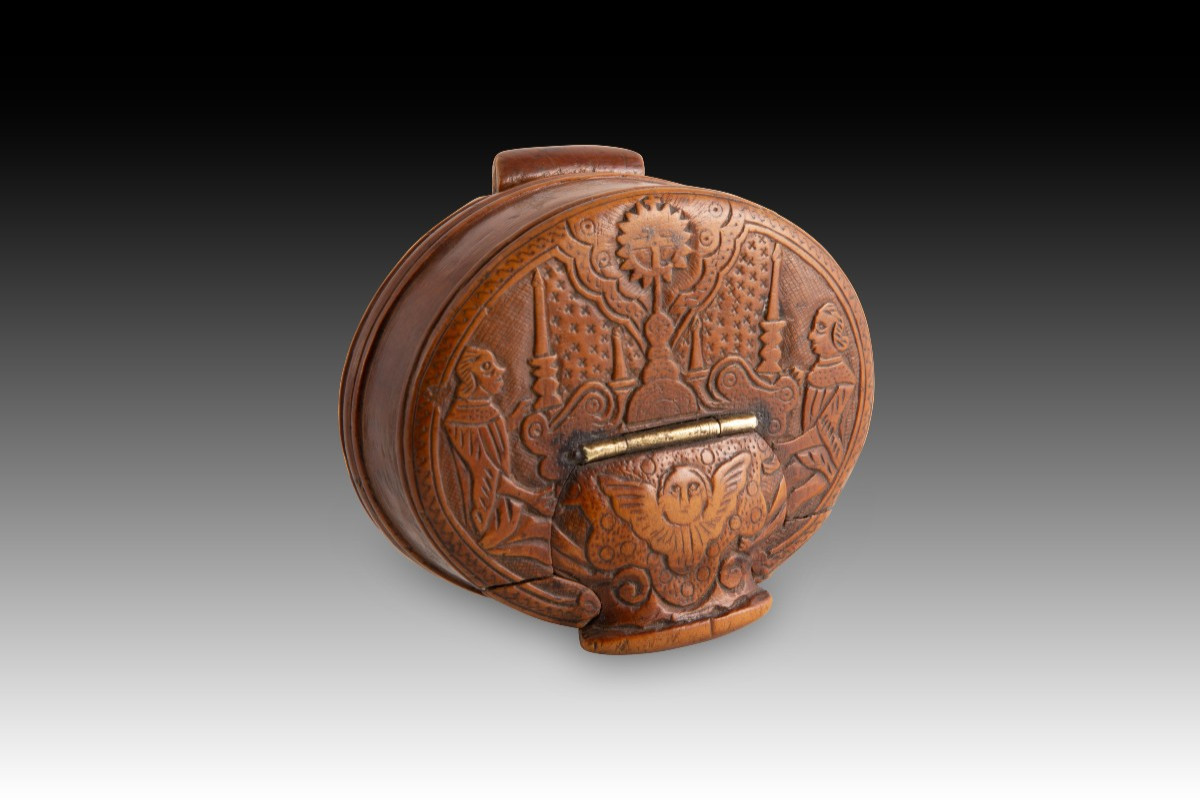 Snuffbox. Carved Wood, Metal. Northern European School, 18th Century.  