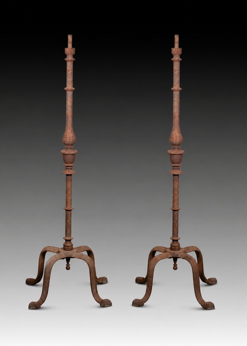 Paire de bougeoirs. Fer forgé. XXe siècle. 