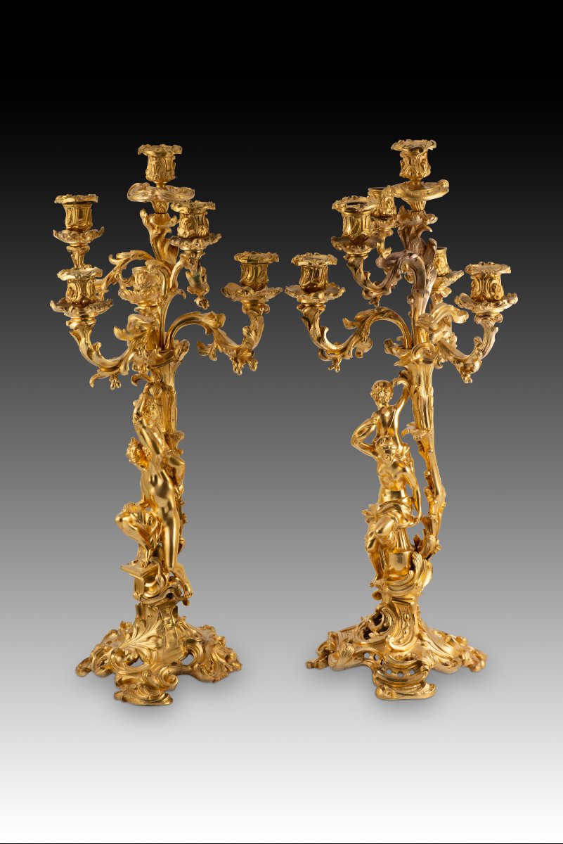 Paire de bougeoirs. Bronze doré. XIXe siècle, d'après des modèles français. -photo-2