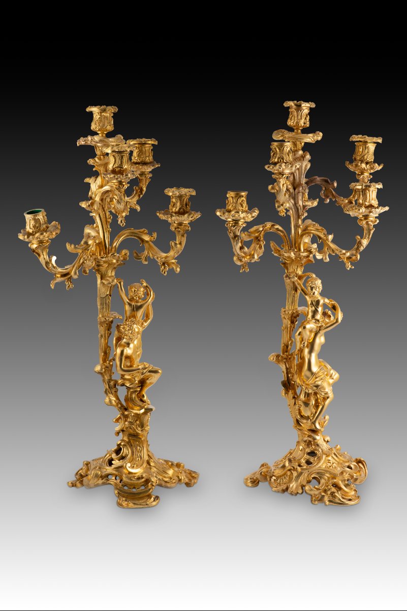 Paire de bougeoirs. Bronze doré. XIXe siècle, d'après des modèles français. -photo-3