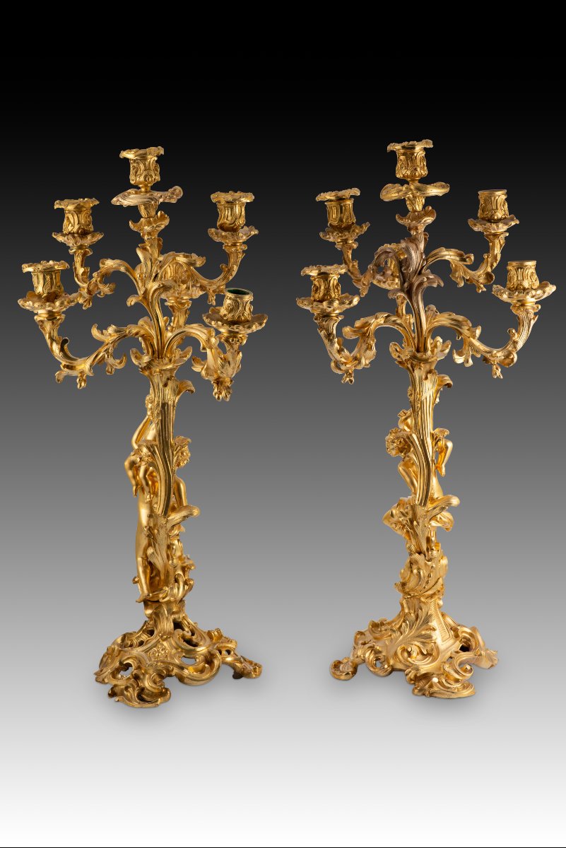 Paire de bougeoirs. Bronze doré. XIXe siècle, d'après des modèles français. -photo-4