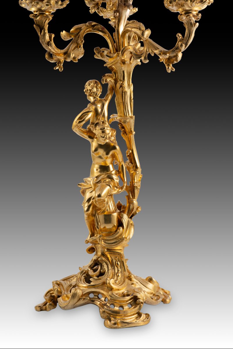 Paire de bougeoirs. Bronze doré. XIXe siècle, d'après des modèles français. -photo-1