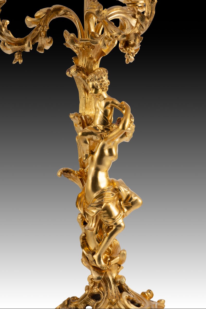 Paire de bougeoirs. Bronze doré. XIXe siècle, d'après des modèles français. -photo-2