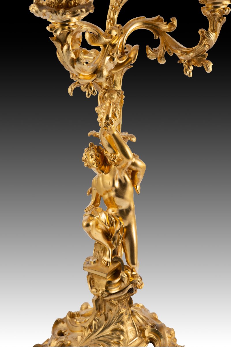 Paire de bougeoirs. Bronze doré. XIXe siècle, d'après des modèles français. -photo-4