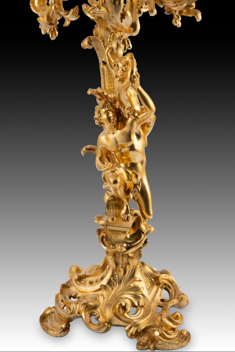 Paire de bougeoirs. Bronze doré. XIXe siècle, d'après des modèles français. -photo-5