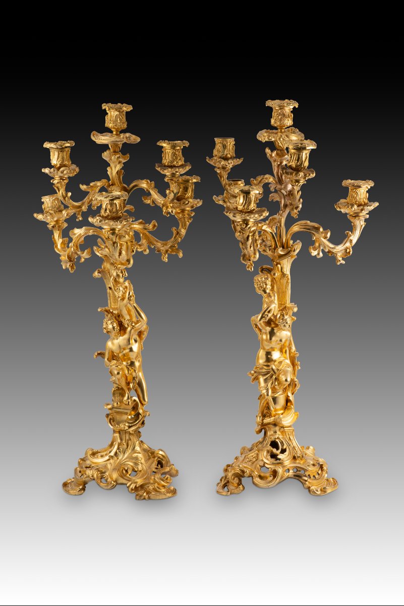 Paire de bougeoirs. Bronze doré. XIXe siècle, d'après des modèles français. 
