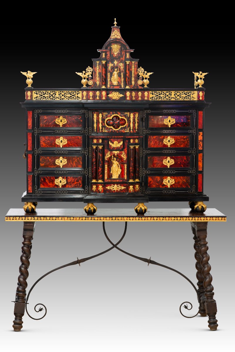 Bargueño. Écaille, palissandre, noyer, bronze doré, fer forgé. XVIIe et XXe siècles (table). -photo-2
