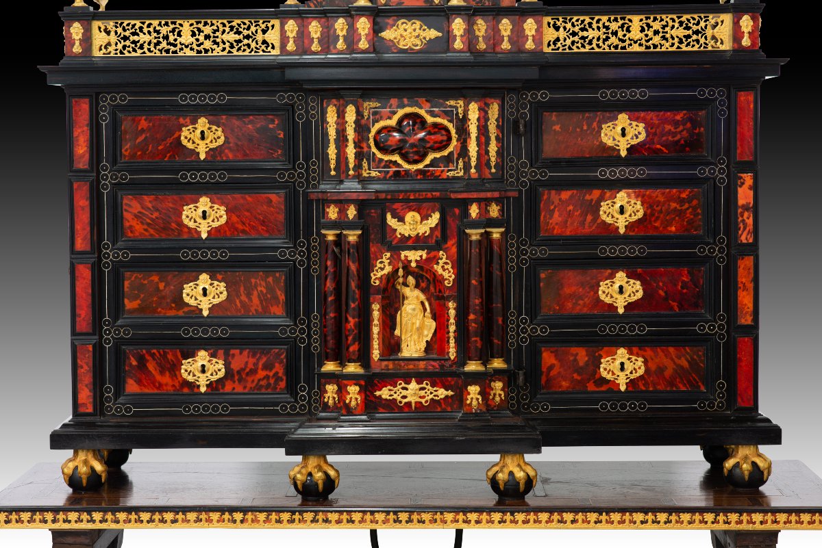 Bargueño. Écaille, palissandre, noyer, bronze doré, fer forgé. XVIIe et XXe siècles (table). -photo-2