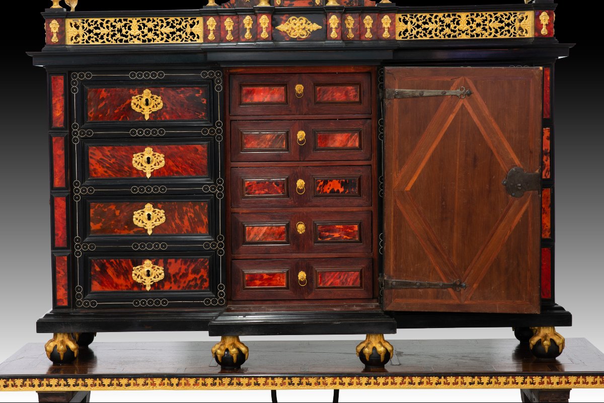 Bargueño. Écaille, palissandre, noyer, bronze doré, fer forgé. XVIIe et XXe siècles (table). -photo-3