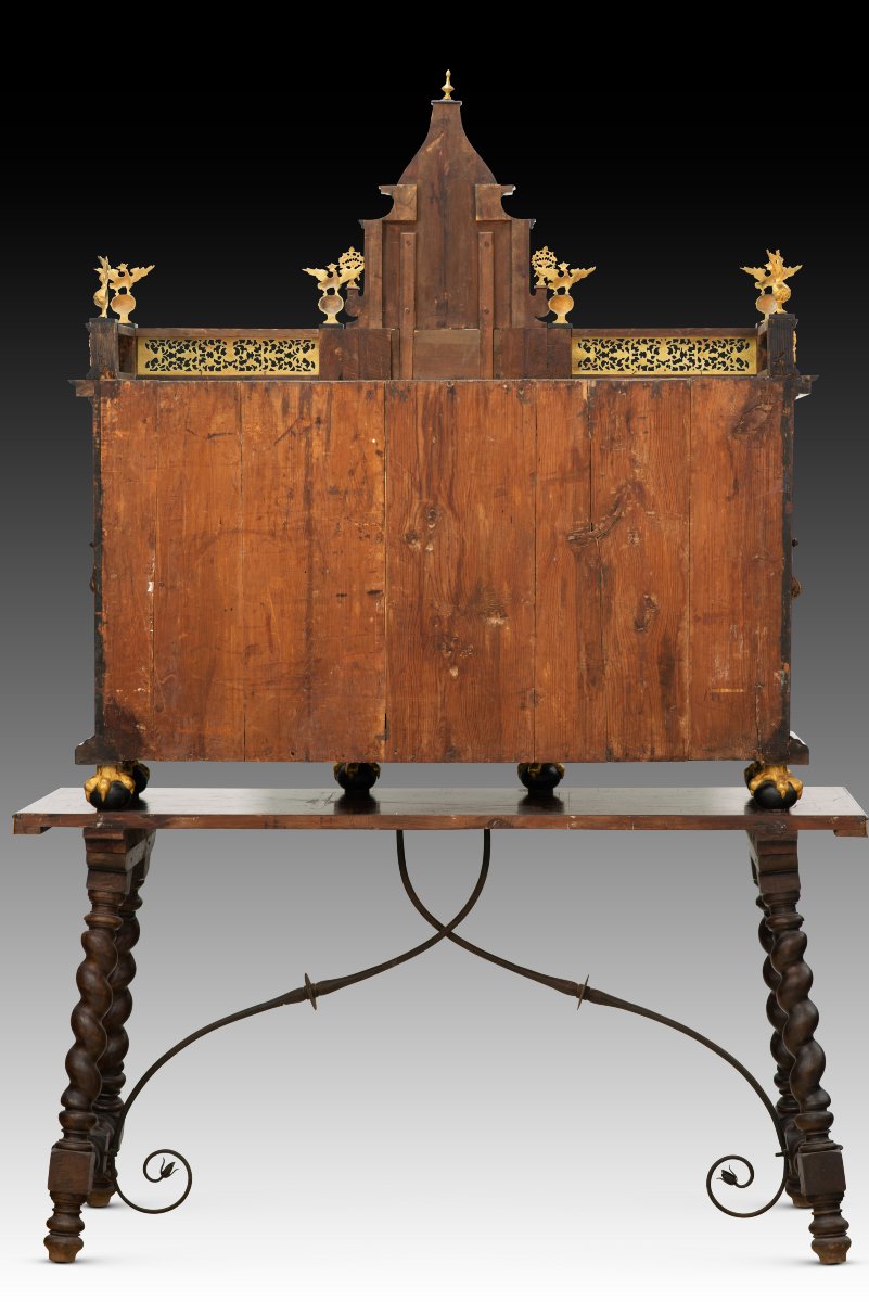 Bargueño. Écaille, palissandre, noyer, bronze doré, fer forgé. XVIIe et XXe siècles (table). -photo-8
