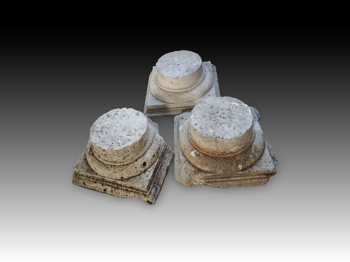Socle de colonne. Pierre. XVIIe siècle. Prix à l'unité, trois exemplaires disponibles.